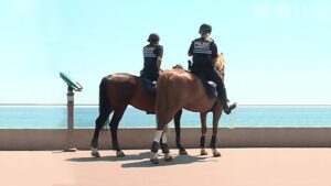 Nice, sa promenade des anglais et sa police montée